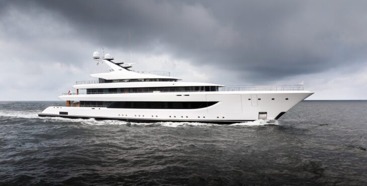 Prospettiva laterale dello yacht Stella M in navigazione