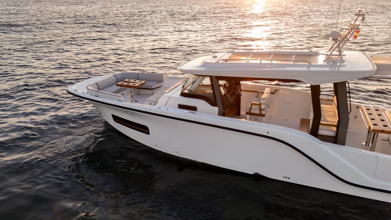 Aiata_Wayfinder 38_suntop