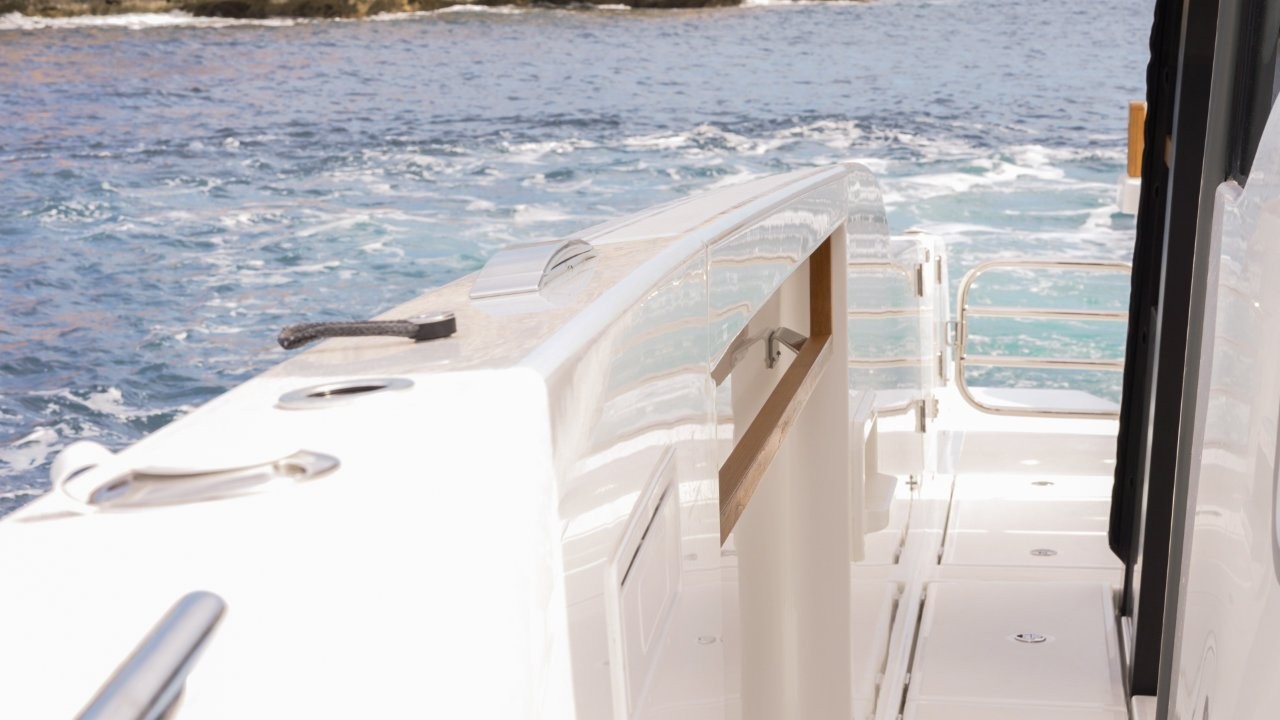 Aiata_Wayfinder 38_suntop