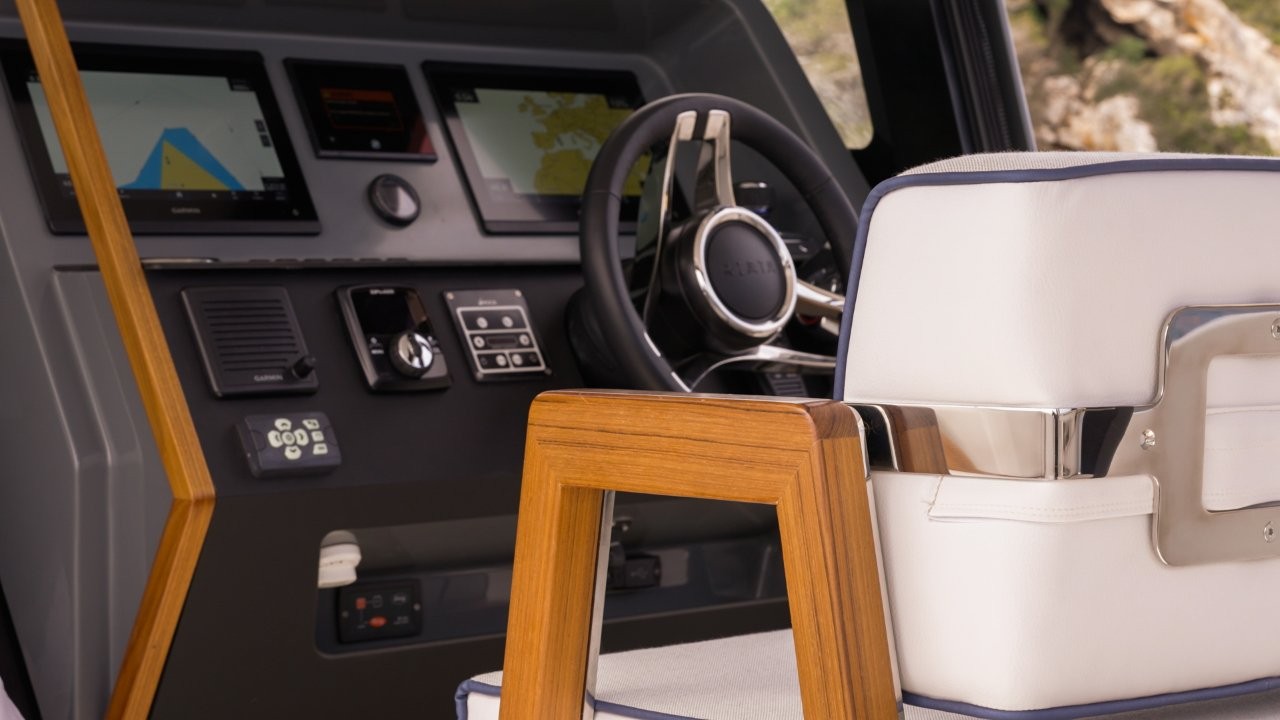 Aiata_Wayfinder 38_suntop