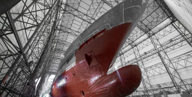 Lo scafo del primo T54 di Baglietto raggiunge il cantiere per l’allestimento