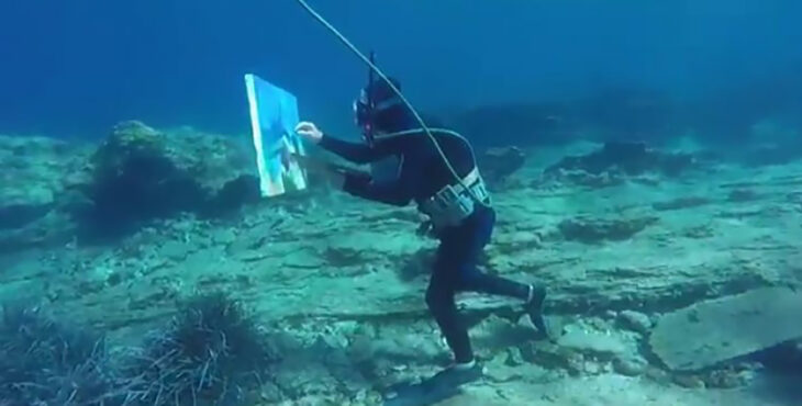 Yiannis Maniatakos dipinge in fondo al mare Egeo
